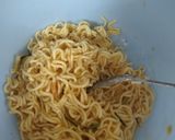 Foto langkah ke 2 dari resep Omelet Mie.