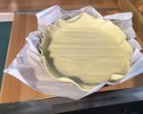 Une image de l'étape 1 de Tarte aux quetsches et pralines roses.