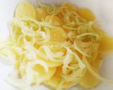 Majonézes-hagymás krumplisaláta recept fázis 3 fotója