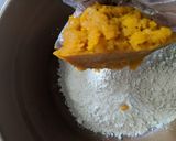 Foto langkah ke 2 dari resep Donat Waluh (Labu Kuning).