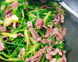Hình bước làm 2 của món Tim cật xào hẹ bông
