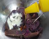 Gambar langkah 3 resipi Bebola Ubi Ungu Cornflakes Madu.