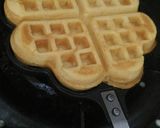 Foto langkah ke 5 dari resep Waffle sederhana dan nikmat.