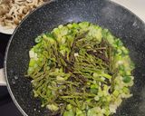 Foto del paso 4 de la receta Revuelto de espárragos, ajetes y setas. Carmen de Jaén
