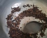 Foto langkah ke 3 dari resep Roasted Coconut Milk Ice Tea.