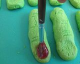 Foto del paso 4 de la receta: Dedos de zombie 🧟‍♂️