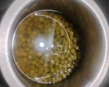A picture of step 1 of Green Peas Sundal.