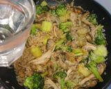 Foto del paso 8 de la receta Brócoli, arroz, pollo y champiñones aromatizado con salsa de soja