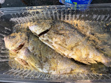 Pescado dorado frito