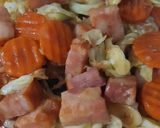 รูปขั้นตอนการทำที่ 3 ของ "กะหล่ำปลีผัดเบคอน" Stir Fried Cabbage with Bacon