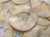Ensalada de espárragos blancos sobre carpaccio de manzana y remolacha