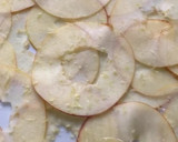 Foto del paso 3 de la receta: Ensalada de espárragos blancos sobre carpaccio de manzana y remolacha