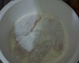 Foto del paso 2 de la receta: Tiritas de suprema salteadas al ajo con papas y arvejas