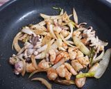 Hình bước làm 3 của món Vegatable and seafood soup with pasta (Súp nui hải sản rau củ)