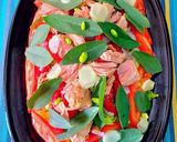 Foto del paso 7 de la receta: Ensalada mediterránea de tomates, atún rojo y hojas de habas