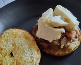 Foto del paso 4 de la receta: Sándwich🥯de cebolla🧅y tocineta🥞 caramelizada🥓con queso🧀en pan de almojábana🥯