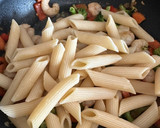 Foto del paso 6 de la receta: Penne con salsa de soja, verduras y gambas