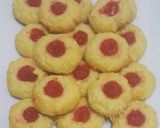 Foto langkah ke 7 dari resep Thumbprint Crunchy Stroberry Cookies.