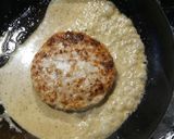 Foto del paso 5 de la receta: Hamburguesa de pollo al curry con palta, rúcula y brie