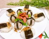 Hình bước làm 2 của món Cơm nắm rong biển