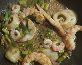 Foto del paso 3 de la receta: Arroz con marisco y espárragos