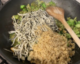Foto del paso 5 de la receta: Pasta con brócoli, gulas y nueces con un toque picante