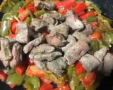Foto del paso 7 de la receta: Hígado de ternera con verduras y tomate
