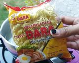 Foto langkah ke 2 dari resep Mie Sosis Selimut Kulit Pangsit.