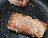 Foto langkah ke 4 dari resep Tuna steak with mushroom gravy.