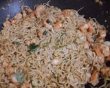 Foto do passo 6 de Camarão ao alho com noodles