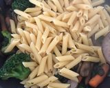 Foto del paso 5 de la receta Macarrones con setas, verduras y tomate