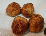 Foto del paso 2 de la receta: Albóndigas en salsa de tomate, pimientos tricolor y calabacín al orégano