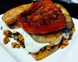 Foto del paso 2 de la receta: MONTADITO🌶️🍆🍅🧅De Vegetales a La Plancha con Carne Picada...!