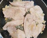 Foto del paso 3 de la receta: Filetes de pollo con vino blanco y ajos