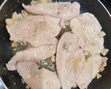 Foto del paso 3 de la receta: Filetes de pollo con vino blanco y ajos