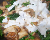 Foto del paso 3 de la receta: Ñoquis al pesto rojo con pechuga de pollo marinada en salsa de champiñones con espinacas