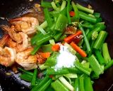 รูปขั้นตอนการทำที่ 5 ของ กุ้งผัดดอกหอม