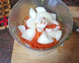 Foto del paso 2 de la receta: Canelones fríos de pepino rellenos de verduras y langostinos
