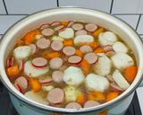 Foto langkah ke 2 dari resep Sop Sayur Sosis.