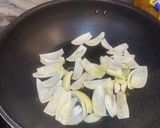 A picture of step 2 of Worlds Best Thai Poo Pad Pong Karee. Crab with Yellow Curry - Perfect - Enjoy :P.