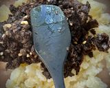 Foto del paso 3 de la receta Patatas enmascaradas con morcilla y huevo poché
