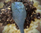 Foto del paso 3 de la receta: Patatas enmascaradas con morcilla y huevo poché