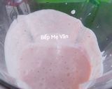 Hình bước làm 2 của món Strawbery Yogurt Ice Blended (Sữa chua dâu tây đá xay)