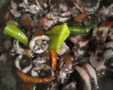 Foto langkah ke 4 dari resep Tumis cumi hitam.
