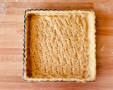 Foto del passaggio 10 della ricetta Crostata di ricotta, grano cotto e cioccolato…