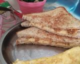 Foto langkah ke 4 dari resep Sarapan sehat dan cepat. Sandwich tuna keju meleleh dan omelete.
