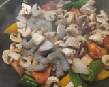 Foto del paso 3 de la receta: Fideos celofán con langostinos en salsa de soja