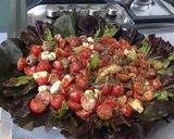 Une image de l'étape 10 de Salade de tomates cerises aux pickles, olives et feta.