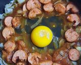 Foto del paso 3 de la receta: Huevo con salsa y salchichas