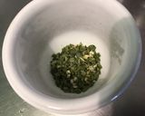 Une image de l'étape 1 de Sauce pour huîtres aux échalotes, herbes et deux vinaigres.